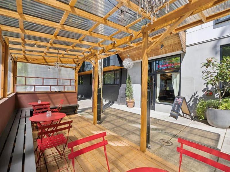 Retreat With Scenic Views And Fireplace Apartment Portland