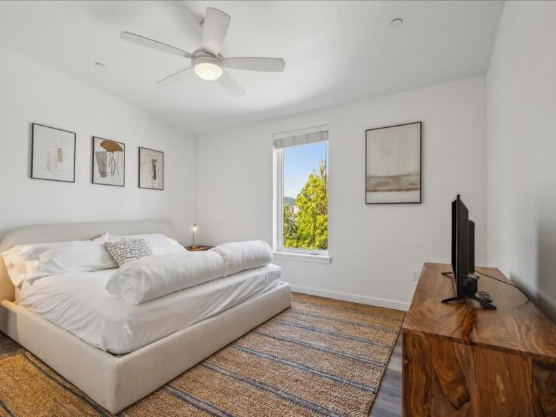 Apartment Retreat With Scenic Views And Fireplace *