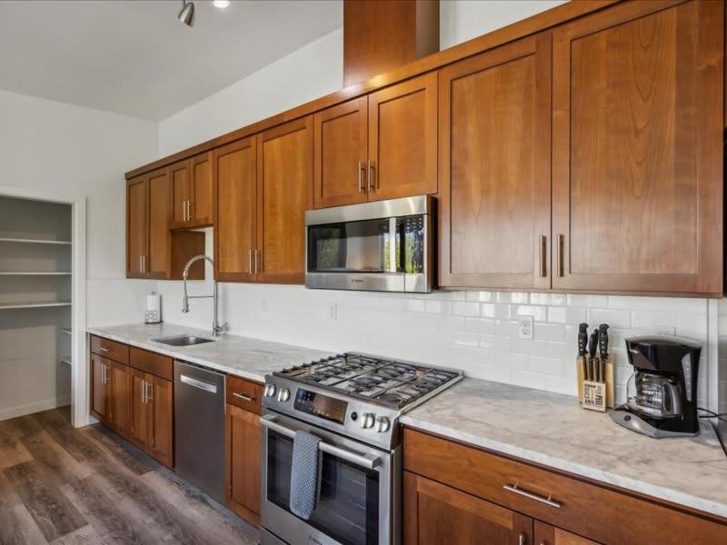 Retreat With Scenic Views And Fireplace Apartment Portland