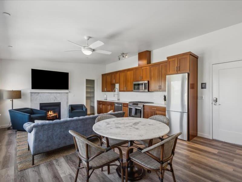 Apartment Retreat With Scenic Views And Fireplace Portland