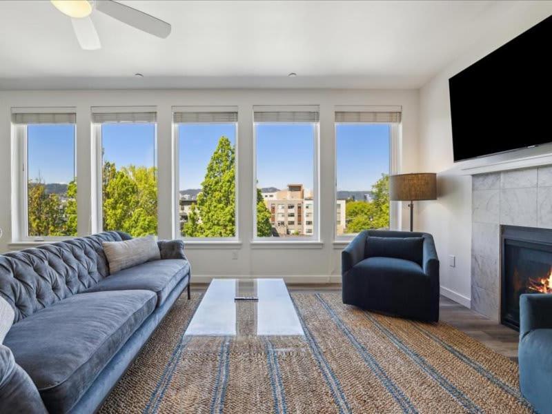Retreat With Scenic Views And Fireplace