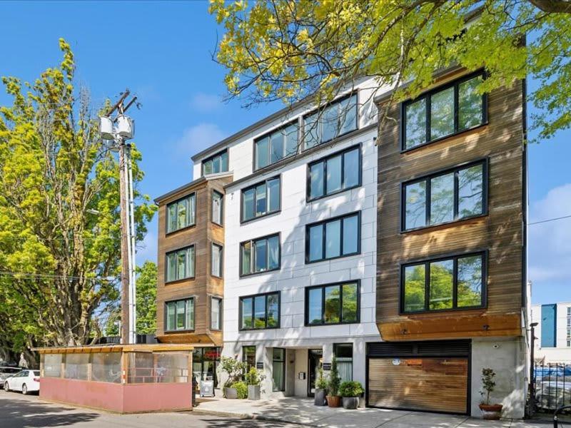 Apartment Retreat With Scenic Views And Fireplace *